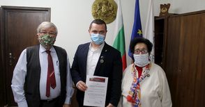 Мама Вася връчи юбилеен медал на кмета Пенчо Милков