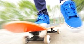 Младеж със скейтборд разигравал патрулка от „България“ до „Муткурова“