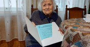 Вестници и кръстословици поддържат  бодрия дух на 100-годишната Юлия Мартева