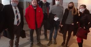 ВМРО подаде иск срещу протестиращи за облепения с плакати партиен клуб