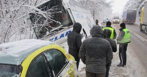 20 км/ч над ограничението пратиха турски рейс в канавка