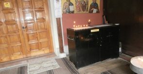 Богомолка в църквата в „Здравец“: Що за приумица да палим свещи като в пушалните в кръчмите!