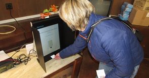 Членове на СИК тестват машинния вот: Става лесно, бързо и не би трябвало да има проблеми