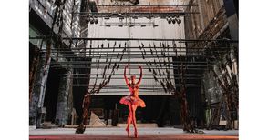 Фотоизложба в „изгорялата опера“:  „За артиста сцената е навсякъде!“