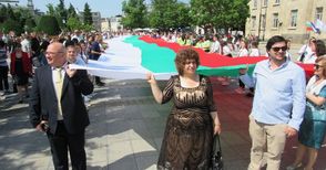 80-метров трибагреник поведе шествието в чест на деня на българската духовност и култура