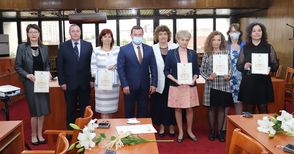Осем директори и учители получиха  почетното отличие „Неофит Рилски“