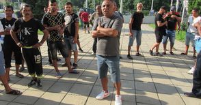 Роми протестираха пред полицията след стрелбата по къщата на Върбан Въбранов