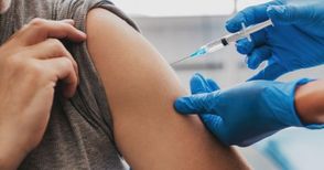 Доброволци на БЧК раздават боршури за ползите от ваксините срещу К-19