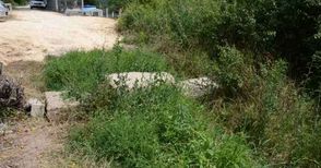 Съседски идилии: Път във вилна зона затворен след настилане с лични пари