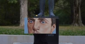 Сините очи на Апостола гледат от картина на млада художничка