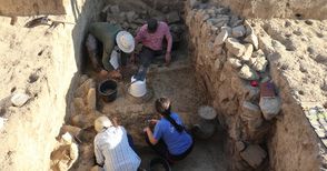 Археолози откриха тракийска гробница край Новград