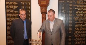Българинов запали третата свещ на големия еврейски празник ханука