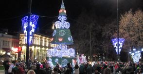 Пенчо Милков и децата на Русе запалиха заедно Коледната елха