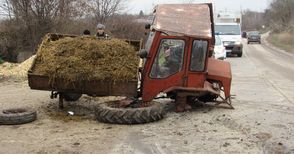 Трактор от времето на ТКЗС се разпадна в катастрофа на ляв завой