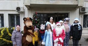 Руският Дядо Мраз и Снежната кралица  гостуваха на деца в консулството