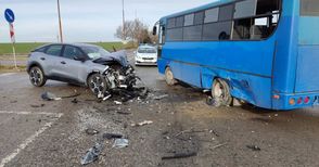 Трима пострадаха при удар на автомобил в автобус при „Джъмбо“