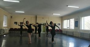 Учители преподават на Z-лебеди международни балетни уроци
