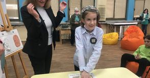 Осемгодишната Калина сложи отпечатък в Алеята на най-четящите деца на Русе