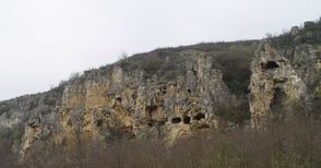 Литургия почита светеца основател на скалните църкви в Поломието
