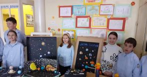 Четвъртокласници от „Йовков“ изработиха макети на небесните тела