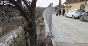 Пропадналата улица във Ветово е укрепена и с нов парапет