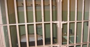 Грабител на близо 5000 лева с постоянен арест, докато лежи с два счупени крака