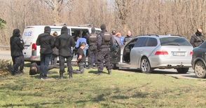 Двама задържани зрелищно в кола с полски номер в акция с дъх на дрога