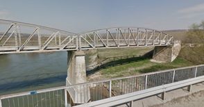 Полиция спаси висящо от моста над Янтра до Ценово 15-годишно момиче