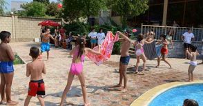 Младежи празнуваха с купон край басейн