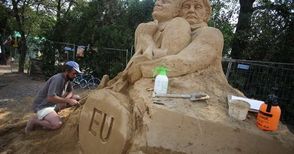 Пясъчна Меркел прегръща Барозу и пуска евра в касичката на Евросъюза