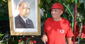 Дядо Руси посрещна 9 септември с Тодор Живков и 30 червени рози