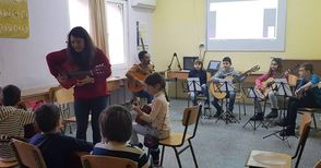 Деца се пробваха в ролята на начинаещи пианисти и китаристи