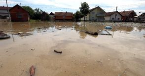 Русенски пожарникари се  борят с наводненията в Сърбия