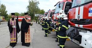 Трима свещеници осветиха „Пуканката“ и другата нова техника на Пожарната