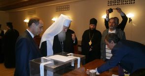 Патриарх Неофит гласува в българското посолство в Москва