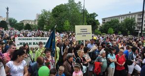 И туристи от Европа се вляха  в шествието за българските букви