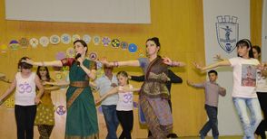 Стъпки и движения на индийския танц преподадоха Катя и Емануела