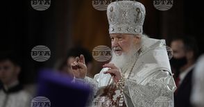 Руският патриарх Кирил каза, че заради законите на физиката се е подхлъзнал и паднал по време на църковна служба