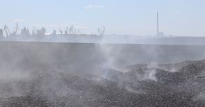 Плаващ кран прехвърля в нова баржа въглищата
