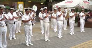 Духовият оркестър на флота изнася спектакъла „Вълни“ в Русе
