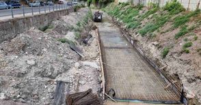 Почистват растителността е правят бетонно корито на река Беленска