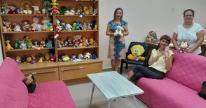 „Стая за терапия с играчки“ помага на украински деца срещу шока от войната