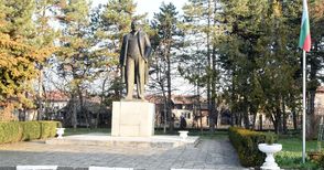 Милионерът Любен Рабчев иска паметниците на Ленин и Димитров за алея на социзкуството