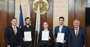 Двама компютърни специалисти и математичка с наградата „Студент на годината 2022“