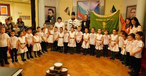 Децата от „Радост“ се докоснаха до униформите на Левски и Ботев в Седмицата на свободата