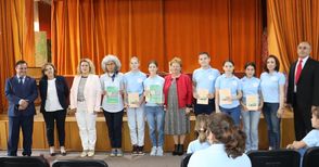 Румънски деца рецитираха „Майце си“ и „Хаджи Димитър“ в памет на Ботев
