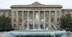 Дрогираният нападател на полицаи със самурайски меч остава в ареста