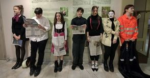 Кукленият театър представя „Плешивата певица“. Абсурд? Не - „Камила тийн“