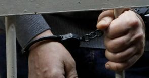 Войнствен хулиган зад волана трошил с палка в движение чужда кола