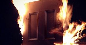 Огън вместо макетно ножче? Запалиха входната врата на жена в блок „Плевен“